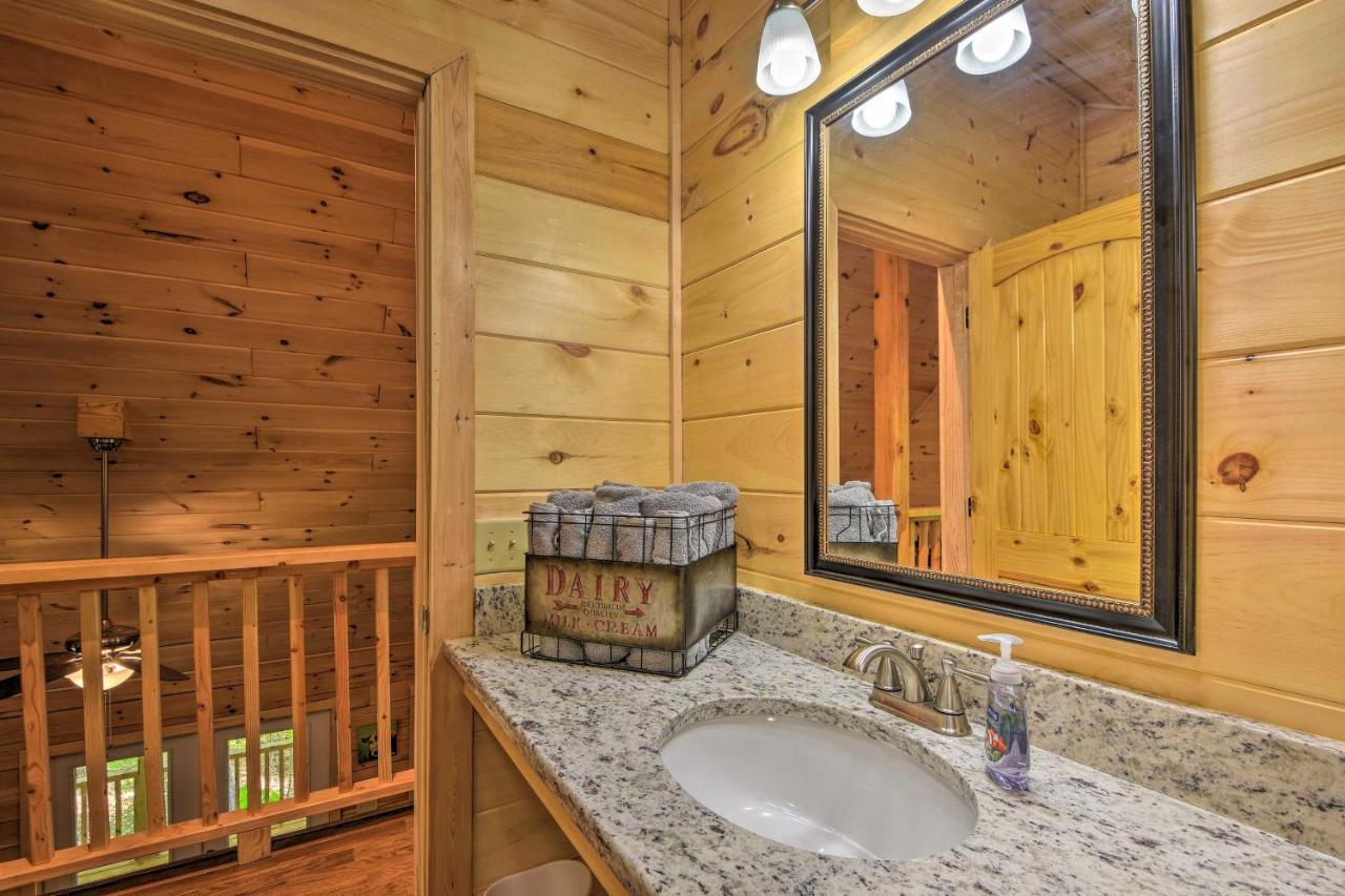 Murphy Cabin With Spacious Deck And Forest Views! Экстерьер фото